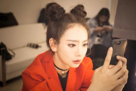 戚薇小露香肩时尚潮流街拍写真图片  戚薇图片第4张