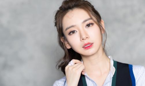 戚薇小露香肩时尚潮流街拍写真图片  戚薇图片第1张