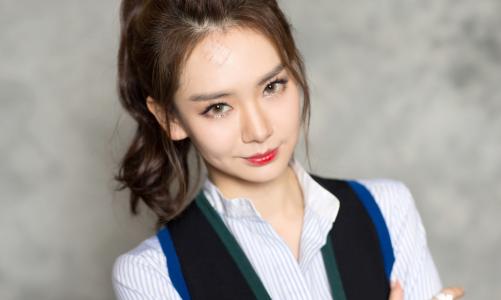 戚薇小露香肩时尚潮流街拍写真图片  戚薇图片第2张