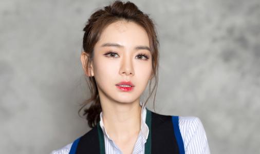 戚薇小露香肩时尚潮流街拍写真图片  戚薇图片第3张