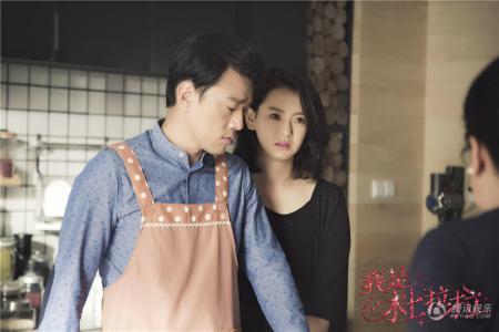 戚薇小露香肩时尚潮流街拍写真图片  戚薇图片第6张