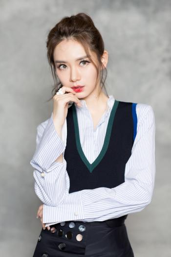 戚薇小露香肩时尚潮流街拍写真图片  戚薇图片第0张
