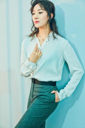 中国内地辽宁省沈阳女演员菅纫姿秋冬养眼时尚写真图片第3张
