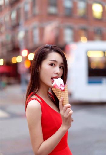 李沁最新性感街拍香肩微露写真图片第2张