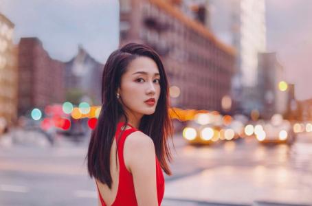 李沁最新性感街拍香肩微露写真图片第4张