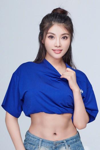 徐冬冬撩衣秀腹肌迷人写真图片第2张