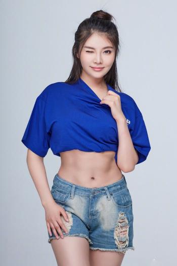 徐冬冬撩衣秀腹肌迷人写真图片第3张