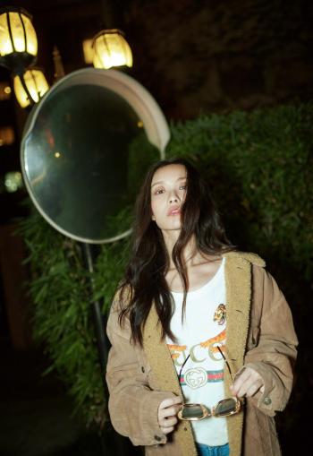 深夜寂寞的女人  性感丰满美女床上自拍照第2张