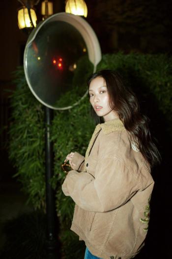 深夜寂寞的女人  性感丰满美女床上自拍照第3张