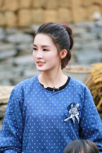 李沁最新性感街拍香肩微露写真图片第0张