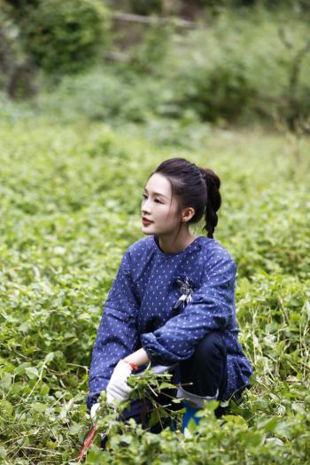 李沁最新性感街拍香肩微露写真图片第2张