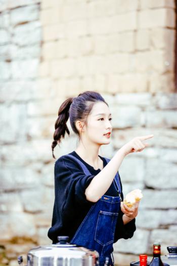 李沁最新性感街拍香肩微露写真图片第3张