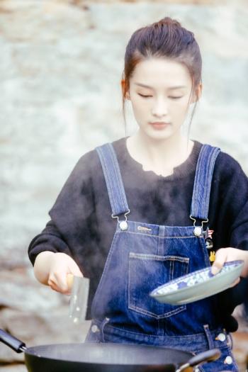李沁最新性感街拍香肩微露写真图片第4张