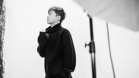 张杰黑白时尚硬照写真图片第2张