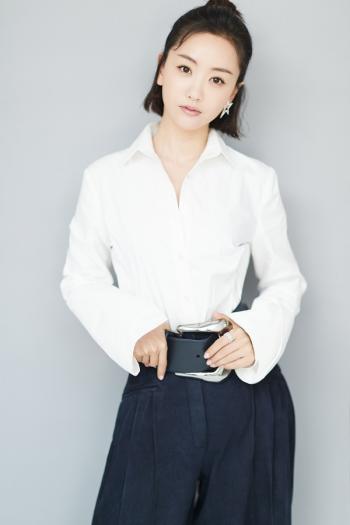 高清中国内地云南保山女演员杨蓉傲人粉色抹胸裙性感美腿诱人写真图片第3张