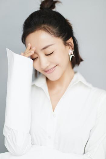 高清中国内地云南保山女演员杨蓉傲人粉色抹胸裙性感美腿诱人写真图片第1张