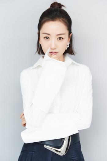 高清中国内地云南保山女演员杨蓉傲人粉色抹胸裙性感美腿诱人写真图片第2张