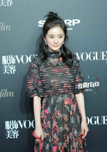 杨幂香肩冷艳动人封面写真第0张
