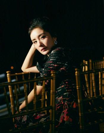 杨幂香肩冷艳动人封面写真第3张