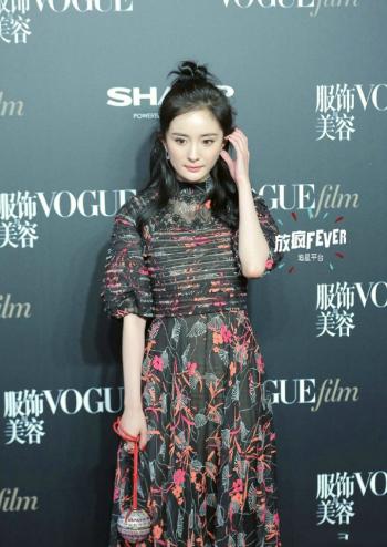 杨幂香肩冷艳动人封面写真第6张