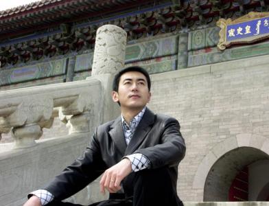 主持人纳森乌日塔图片  央视主持人图片第5张