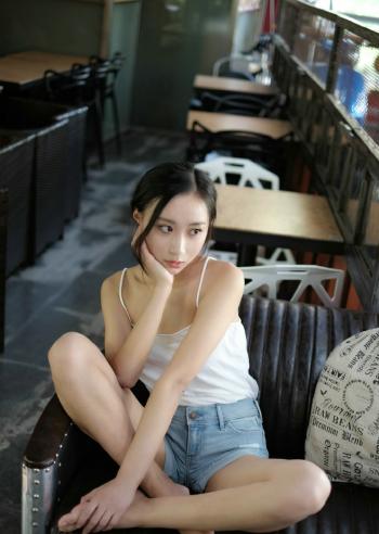牛仔短裤素颜美腿女孩白皙光泽亮丽十足写真图片第0张