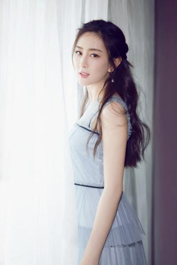 马苏薄纱长裙写真图片:优雅仙气足第2张