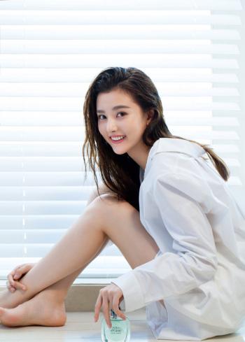 中国北京当代95后女演员小哪吒宋祖儿时尚清新写真桌面壁纸第2张