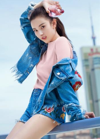 中国北京当代95后女演员小哪吒宋祖儿时尚清新写真桌面壁纸第3张