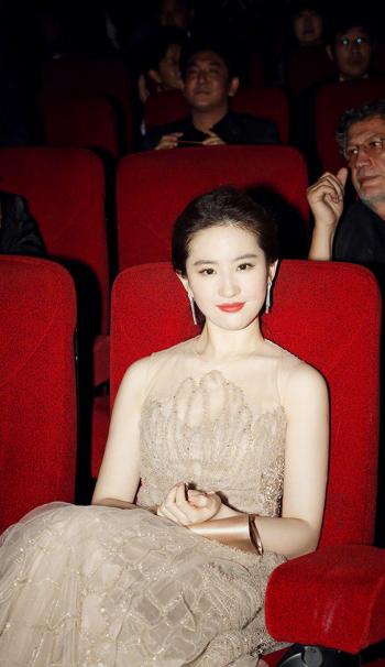 刘亦菲《时尚COSMO》双面刊写真图片第0张