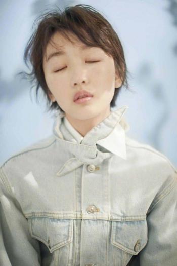 高清中国内地影视河北省石家庄女演员周冬雨青春靓丽写真高清手机壁纸第3张