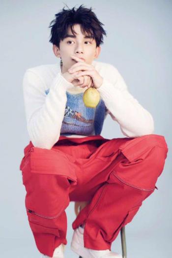 中国内地男演员吴磊酷帅有型写真桌面壁纸第3张