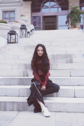 郭碧婷抱狗自拍 长发及腰显御姐范图片第0张