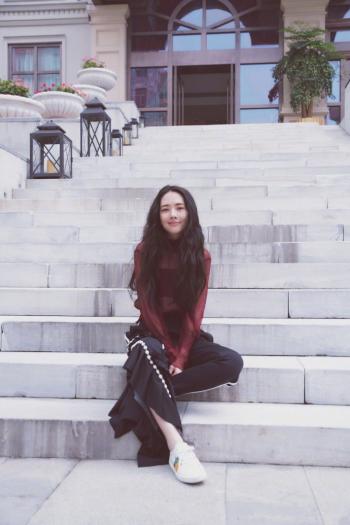 郭碧婷抱狗自拍 长发及腰显御姐范图片第2张