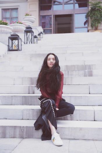 郭碧婷抱狗自拍 长发及腰显御姐范图片第3张