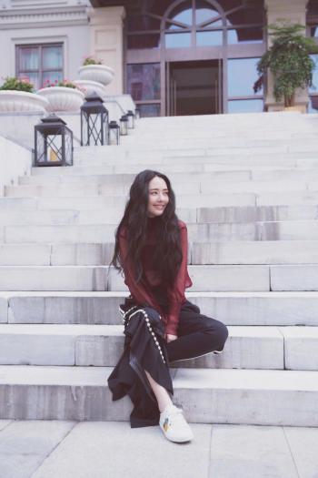 郭碧婷抱狗自拍 长发及腰显御姐范图片第4张