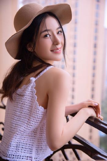 中国内地山东省烟台女演员、模特中戏清纯高颜值美女赵韩樱子粉嫩日系唯美写真第0张