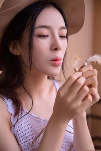 中国内地山东省烟台女演员、模特中戏清纯高颜值美女赵韩樱子粉嫩日系唯美写真第1张