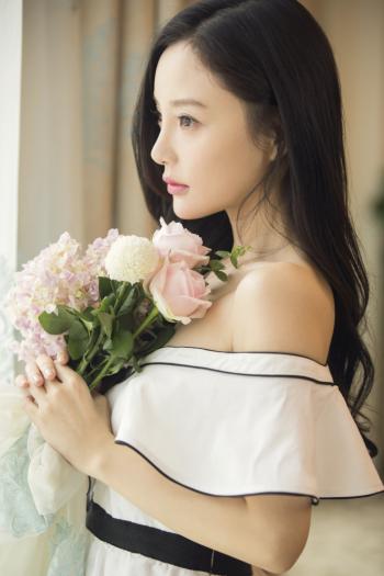 李小璐芭莎明星慈善夜活动照片第5张
