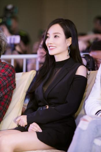 李小璐绝美靓丽写真惹火撩人第4张