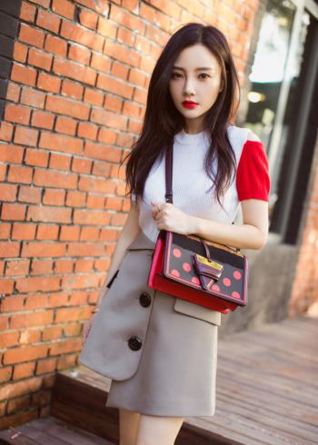 李小璐绝美靓丽写真惹火撩人第6张