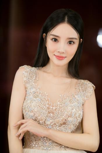 李小璐穿超短裙秀美腿第2张
