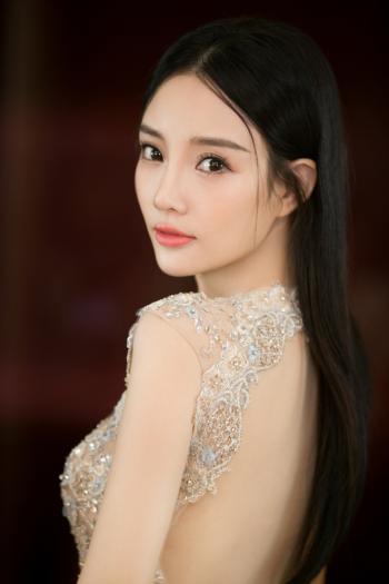 李小璐穿超短裙秀美腿第3张