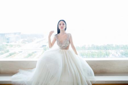李小璐穿超短裙秀美腿第6张
