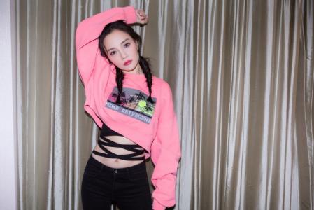 李小璐绝美靓丽写真惹火撩人第0张