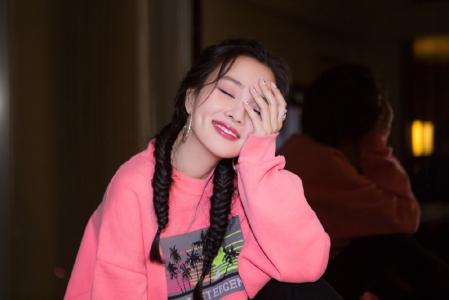 李小璐绝美靓丽写真惹火撩人第2张