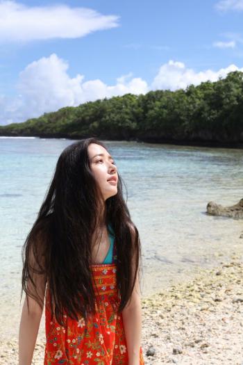 郭碧婷麻花辫紫色毛衣性感街拍写真第4张