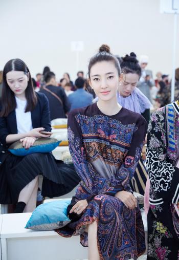 王丽坤优雅短裙性感图片桌面壁纸第4张