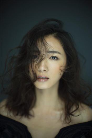 万茜OL装扮干练性感杂志写真图片第4张