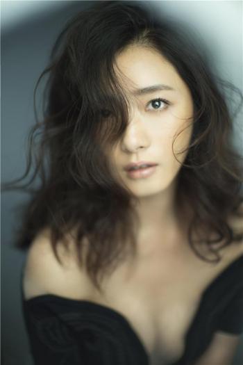 万茜OL装扮干练性感杂志写真图片第5张